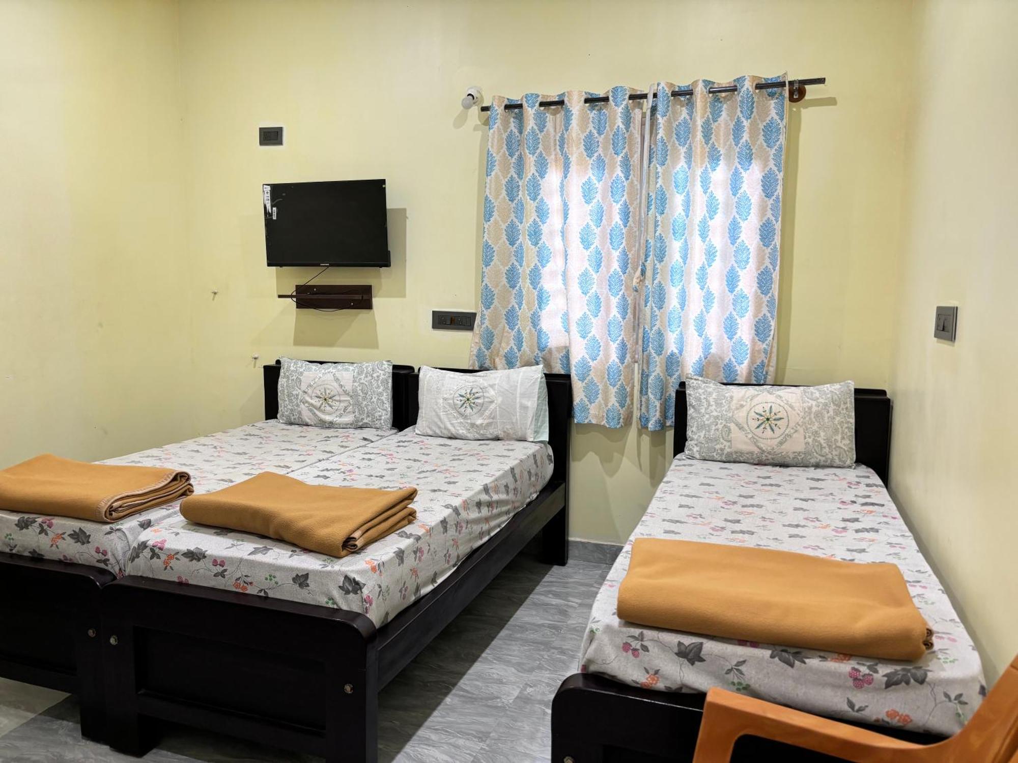 Chikmagalūr Sri Siri Lodge And Hotel מראה חיצוני תמונה