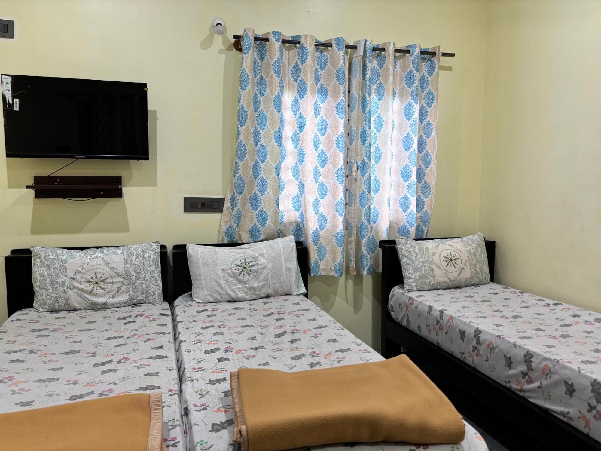Chikmagalūr Sri Siri Lodge And Hotel מראה חיצוני תמונה