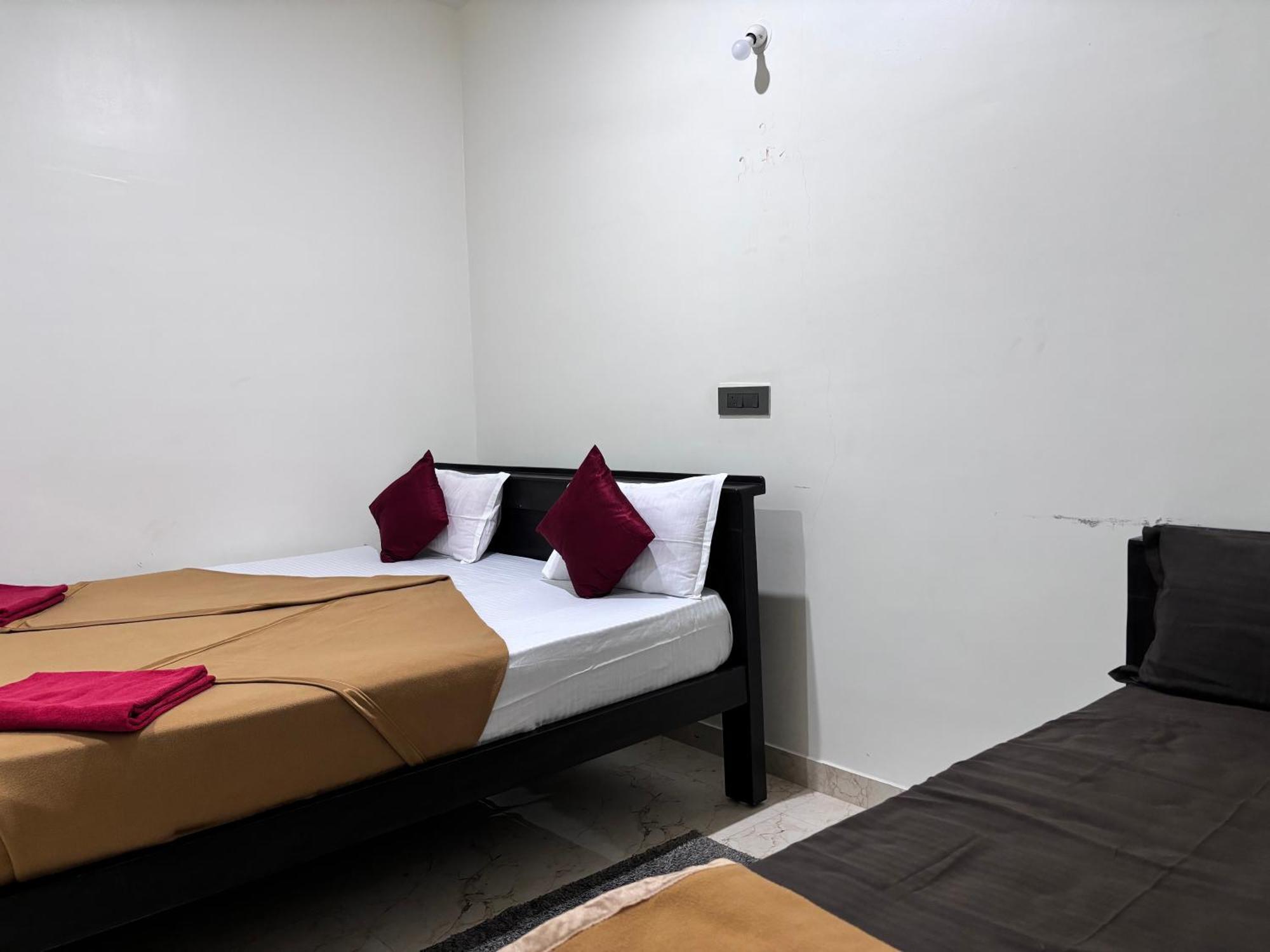 Chikmagalūr Sri Siri Lodge And Hotel מראה חיצוני תמונה