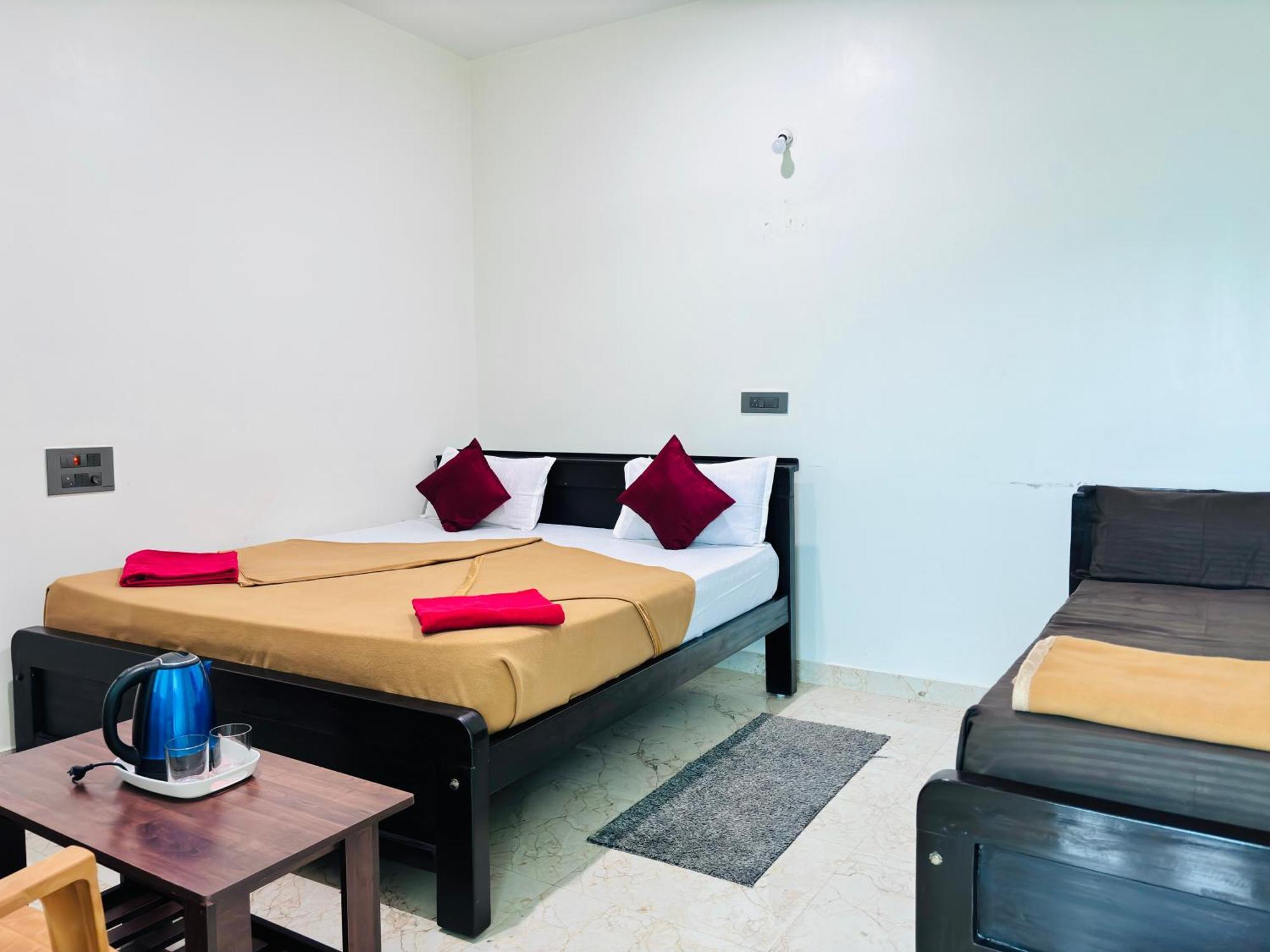 Chikmagalūr Sri Siri Lodge And Hotel מראה חיצוני תמונה