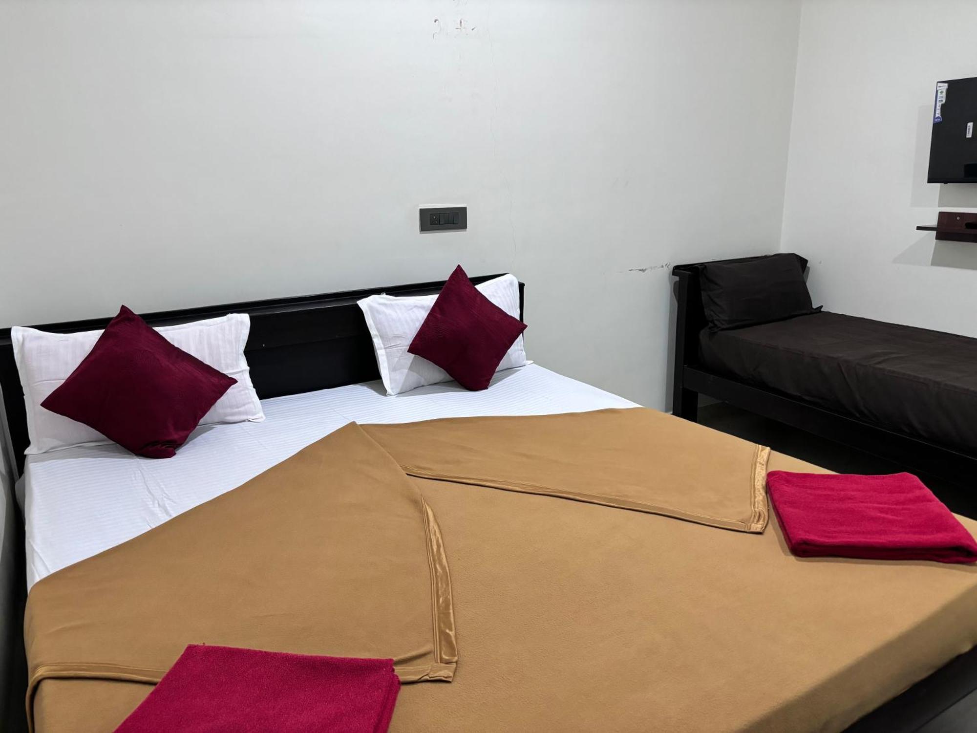 Chikmagalūr Sri Siri Lodge And Hotel מראה חיצוני תמונה