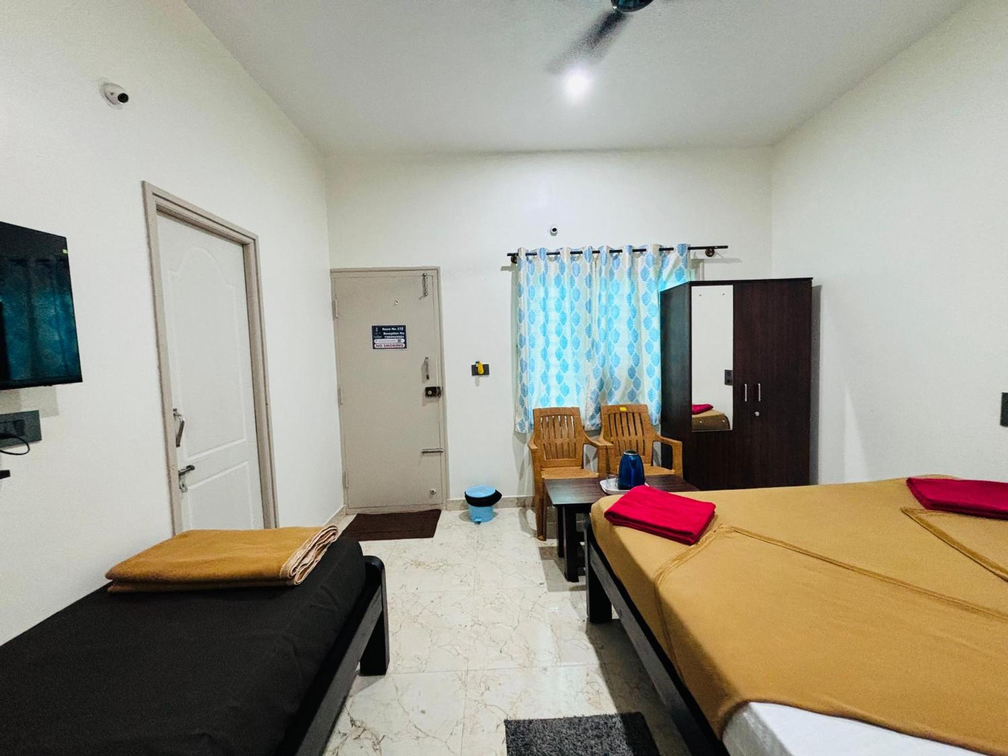 Chikmagalūr Sri Siri Lodge And Hotel מראה חיצוני תמונה
