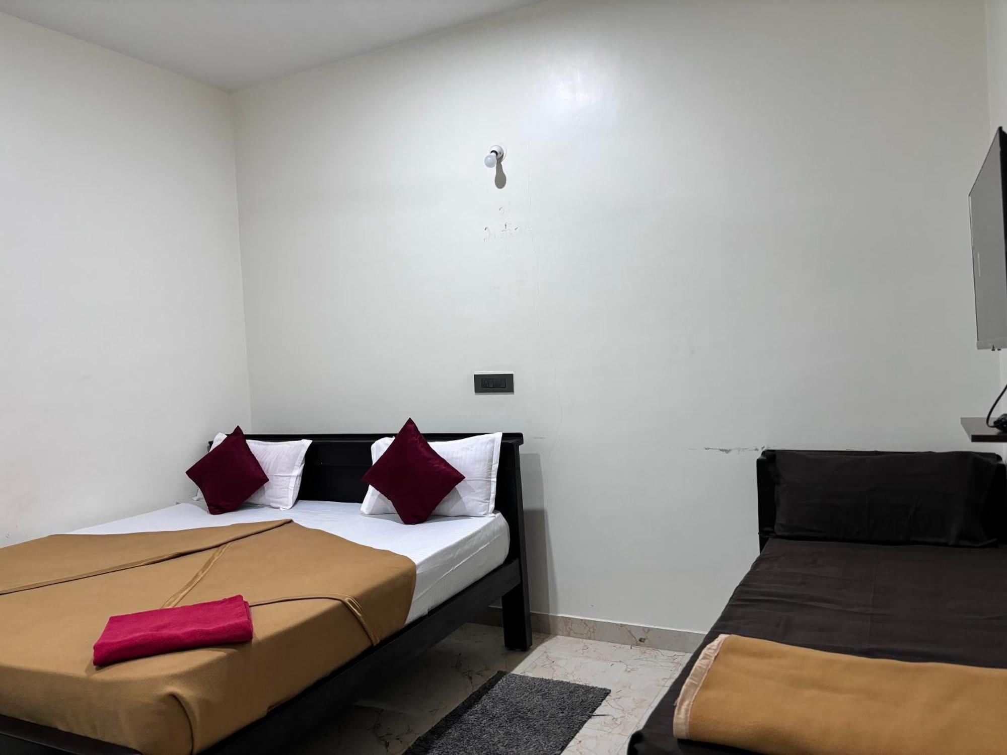 Chikmagalūr Sri Siri Lodge And Hotel מראה חיצוני תמונה