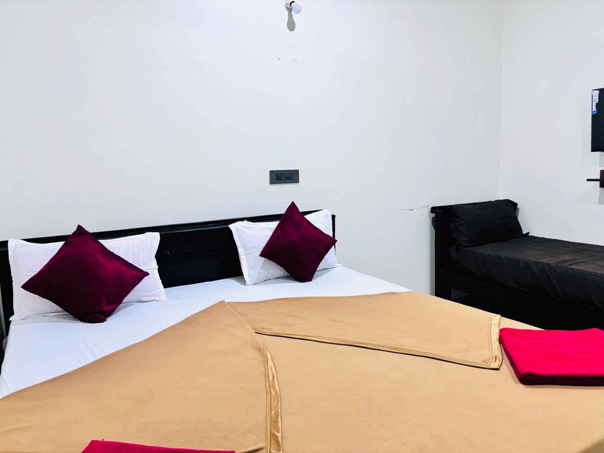 Chikmagalūr Sri Siri Lodge And Hotel מראה חיצוני תמונה
