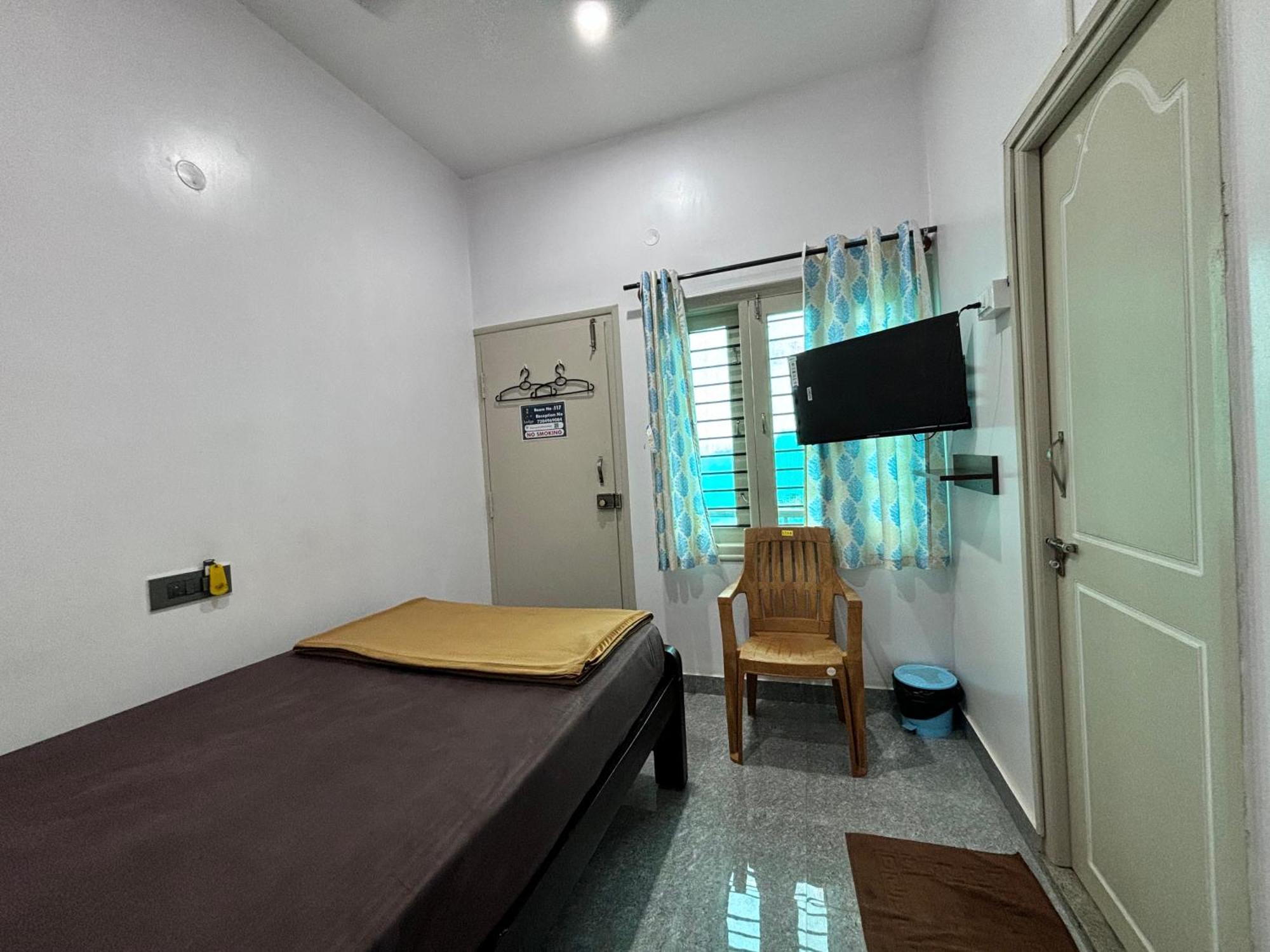 Chikmagalūr Sri Siri Lodge And Hotel מראה חיצוני תמונה