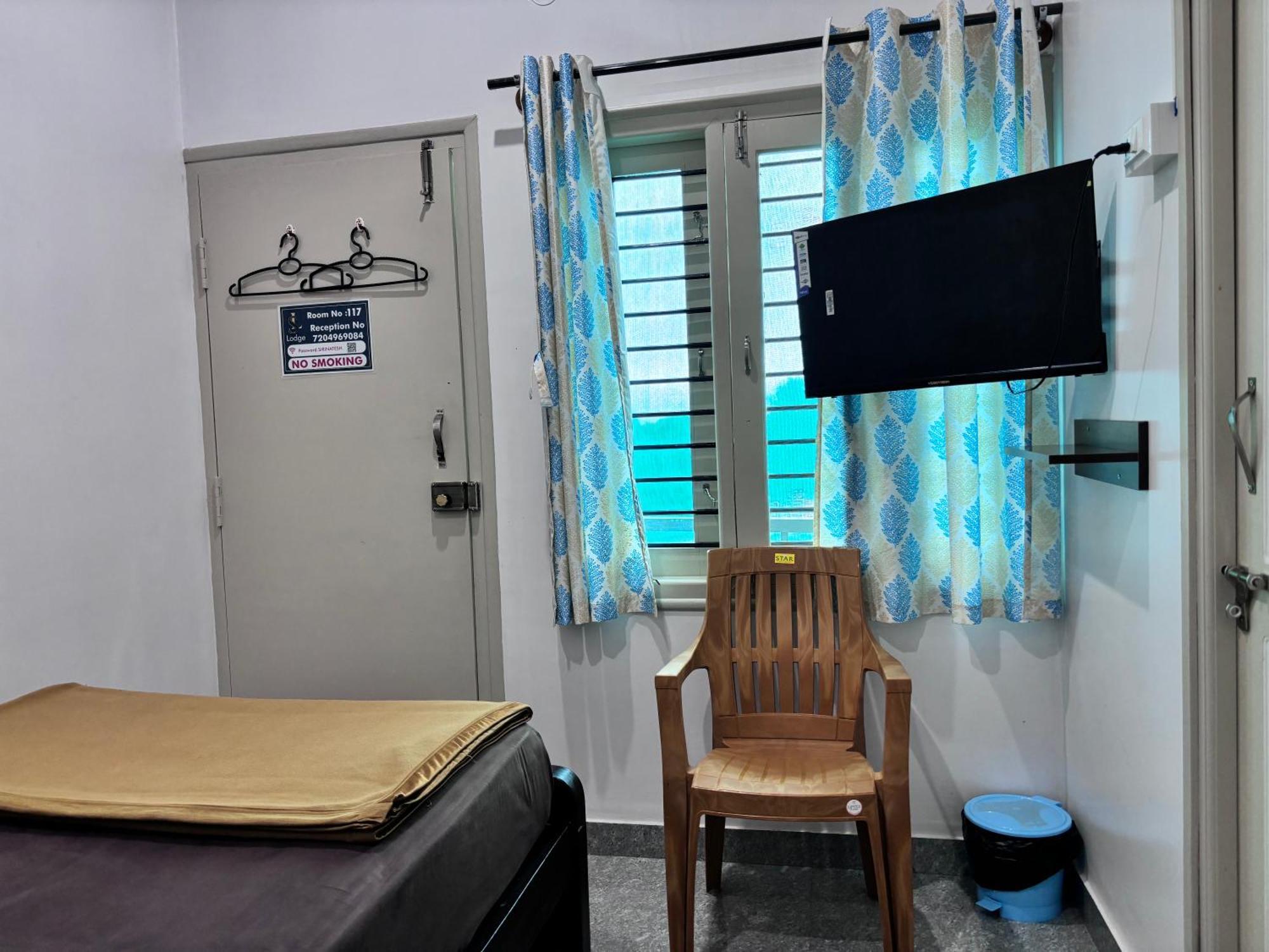 Chikmagalūr Sri Siri Lodge And Hotel מראה חיצוני תמונה